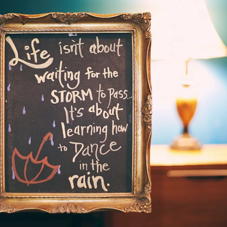 How to effectively describe a teacher: practical approaches and key qualities